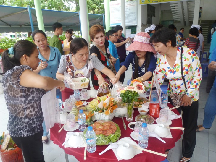 សកម្មភាពជាក់ស្ដែងស្វាគមទិវាគ្រួសារវៀតណាម២០១៦ - ảnh 1